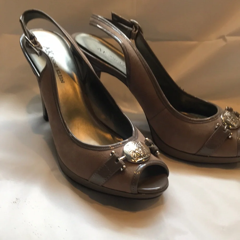 Anne Klein iFlex Taupe Peep-Toe platform Slingback Heels w:/AK sig Lion 8.5 NIB